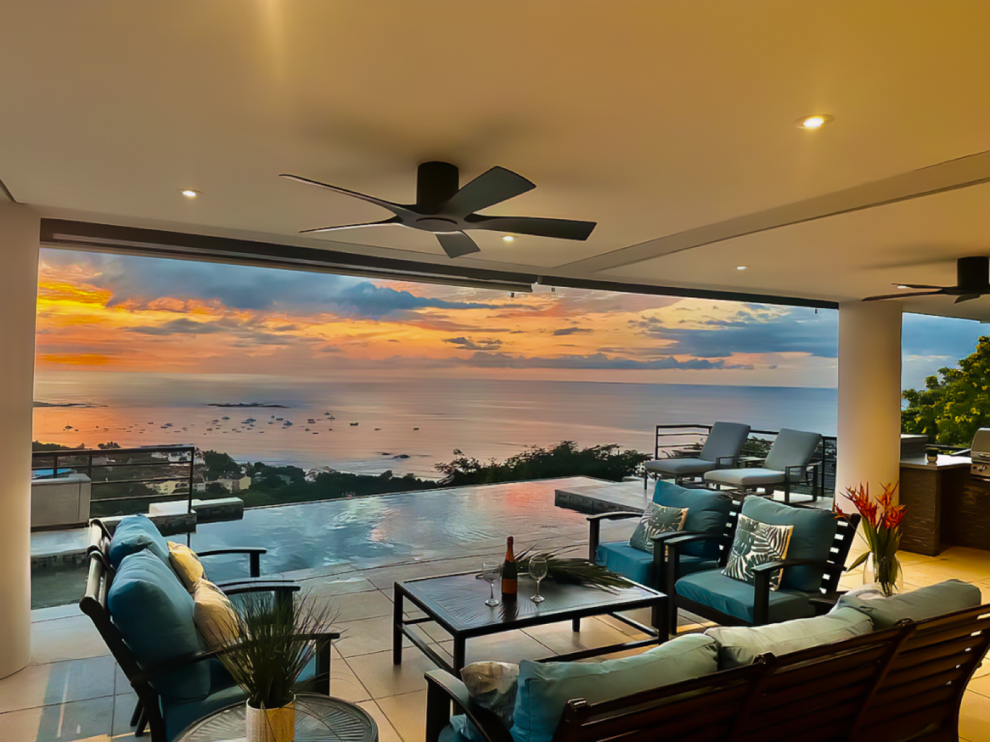 Villa con piscina infinita frente al mar al atardecer en Tamarindo, Costa Rica
